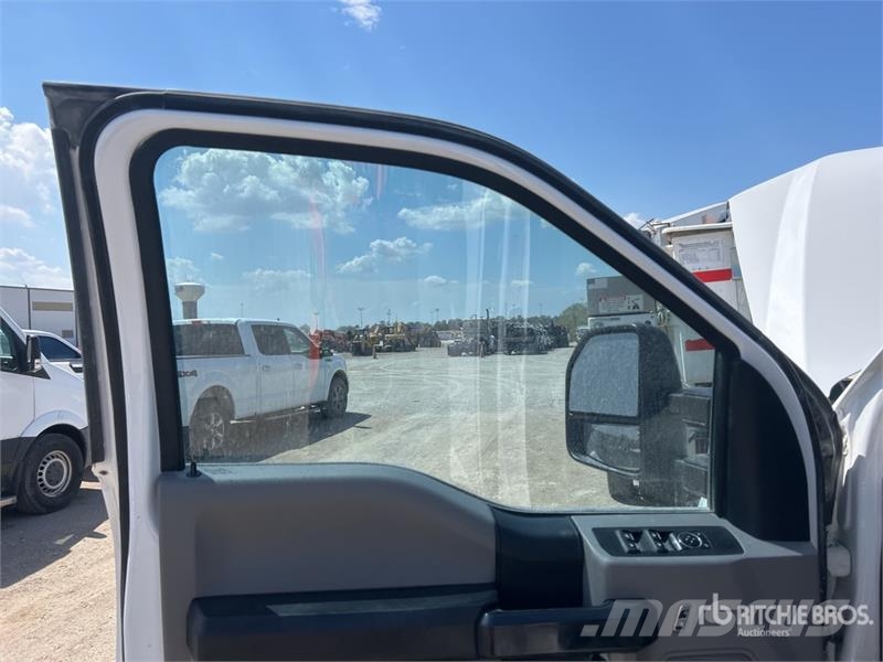 Ford F-250 4x4 Crew Cab Pickup Inne