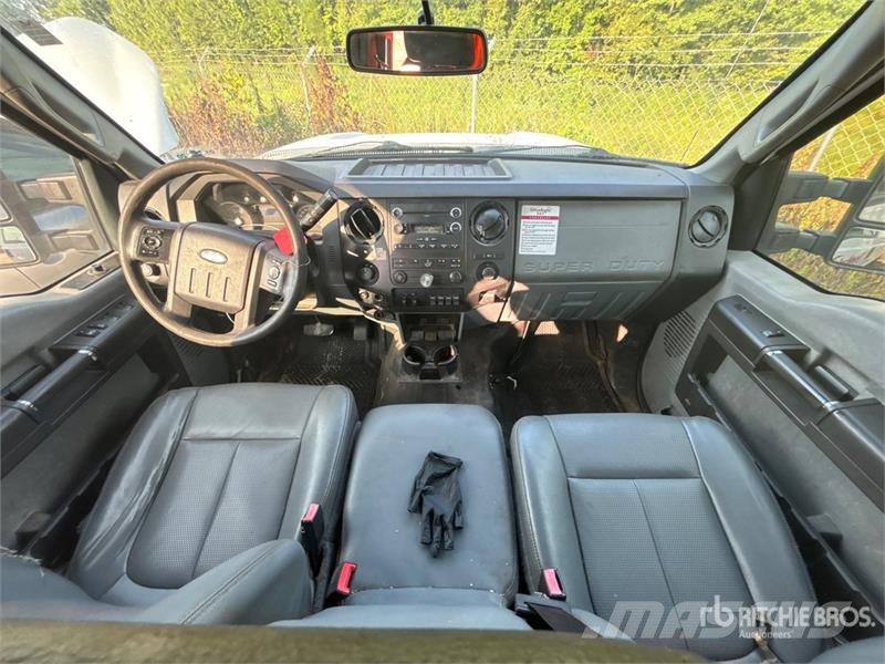 Ford F-250 King Ranch 4x2 Crew Cab Pickup (Inoperable) 其他