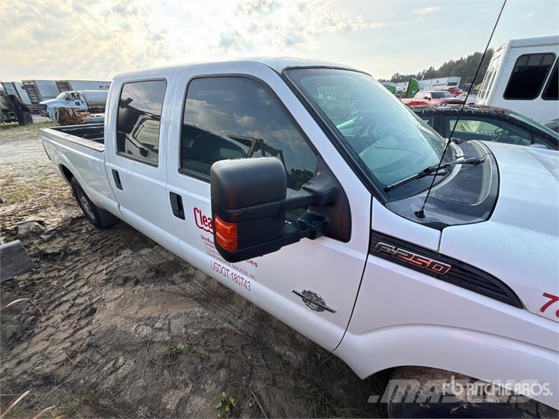Ford F-250 King Ranch 4x2 Crew Cab Pickup (Inoperable) 其他