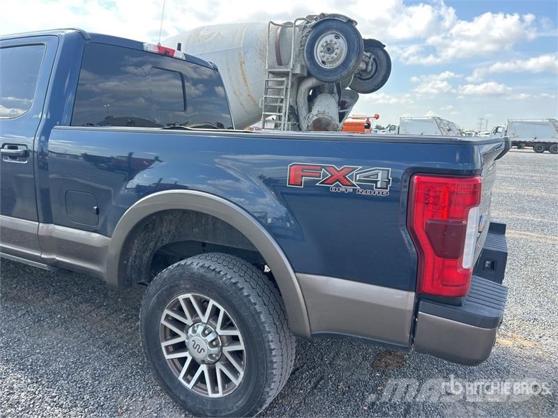 Ford F-250 King Ranch 4x4 Crew Cab Pickup Andere Transporter