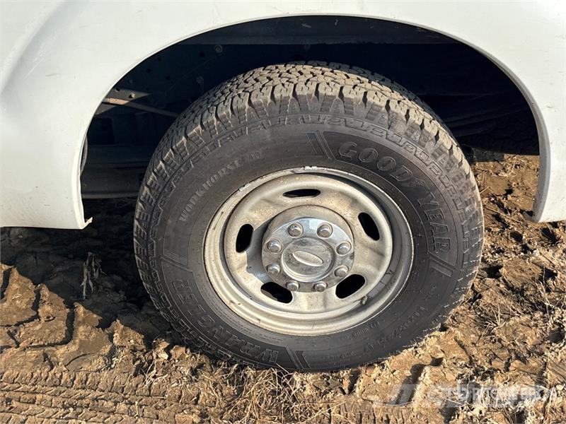 Ford F-250 King Ranch 4x2 Crew Cab Pickup (Inoperable) 其他