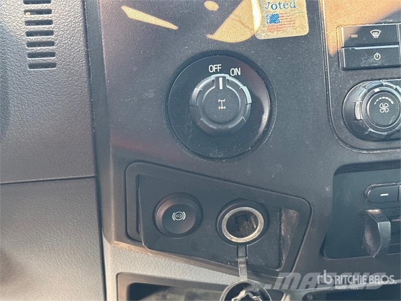 Ford F-250 King Ranch 4x2 Crew Cab Pickup (Inoperable) 其他