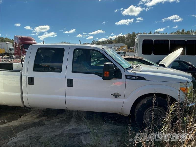 Ford F-250 King Ranch 4x2 Crew Cab Pickup (Inoperable) Inne