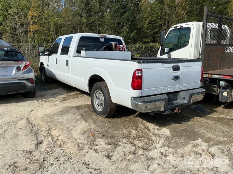 Ford F-250 King Ranch 4x2 Crew Cab Pickup (Inoperable) Inne