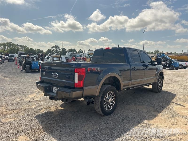 Ford F-250 King Ranch 4x4 Crew Cab Pickup Andere Transporter