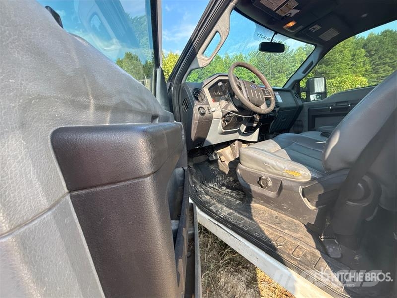 Ford F-250 King Ranch 4x2 Crew Cab Pickup (Inoperable) 其他