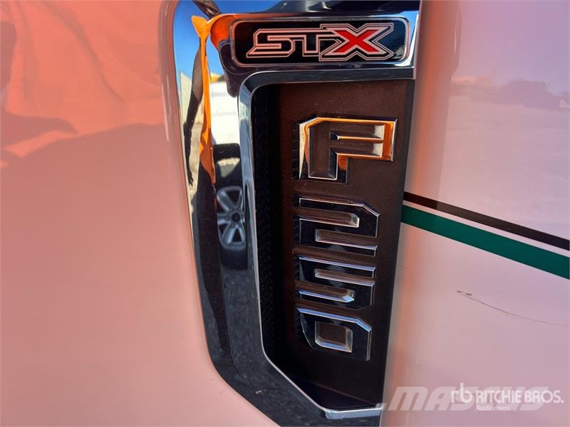 Ford F-250 STX 4x2 Crew Cab Pickup Drugi