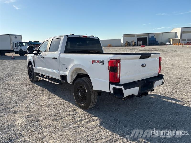 Ford F-250 STX 4x4 Crew Cab Pickup Drugi