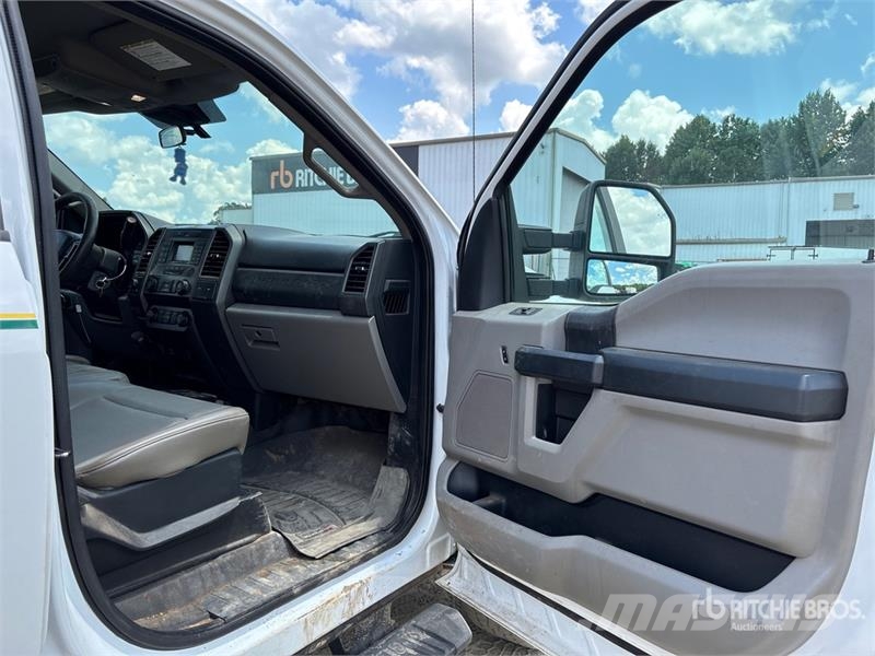 Ford F-250 Super Duty 4x4 Crew Cab Pickup Outros
