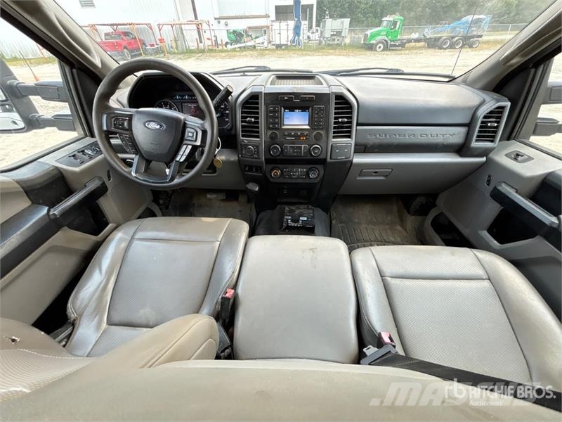 Ford F-250 Super Duty 4x4 Crew Cab Pickup Outros
