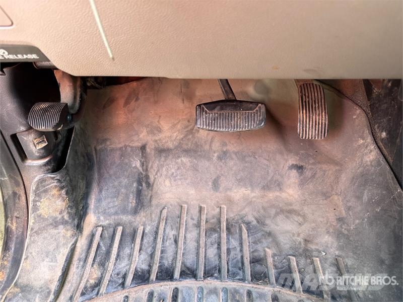 Ford F-250 Super Duty 4x4 Crew Cab Pickup Outros