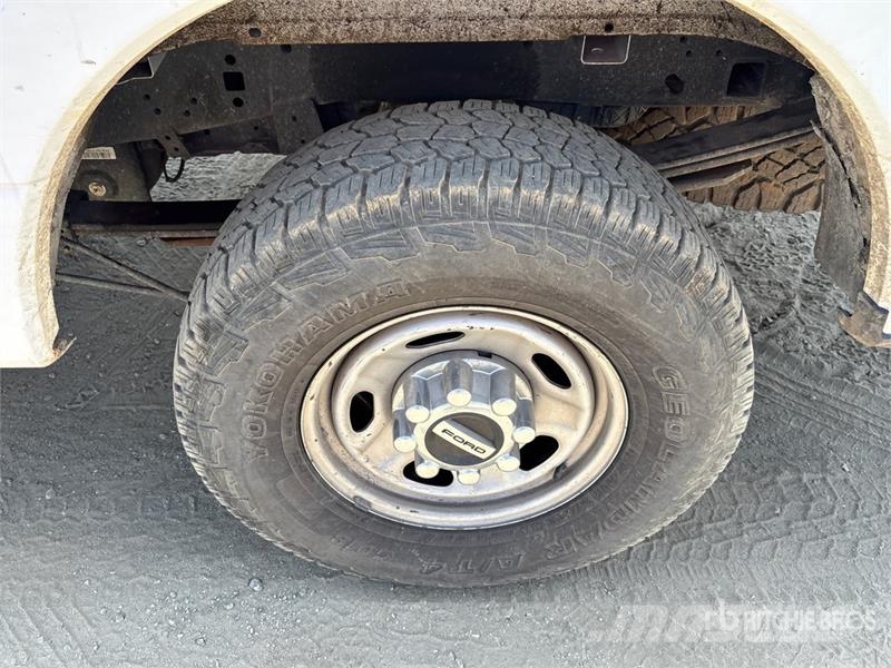 Ford F-250 Super Duty 4x4 Crew Cab Pickup Outros