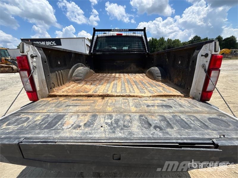 Ford F-250 Super Duty 4x4 Crew Cab Pickup Outros