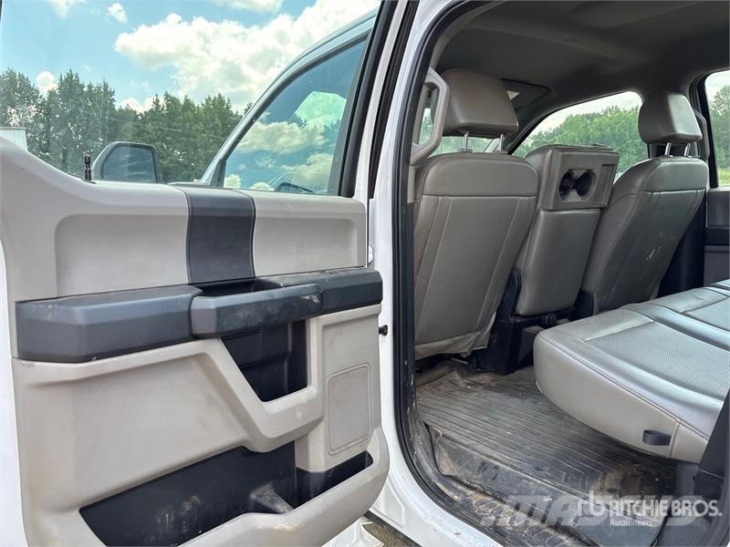 Ford F-250 Super Duty 4x4 Crew Cab Pickup Outros