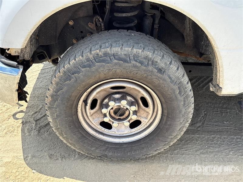 Ford F-250 Super Duty 4x4 Crew Cab Pickup Outros