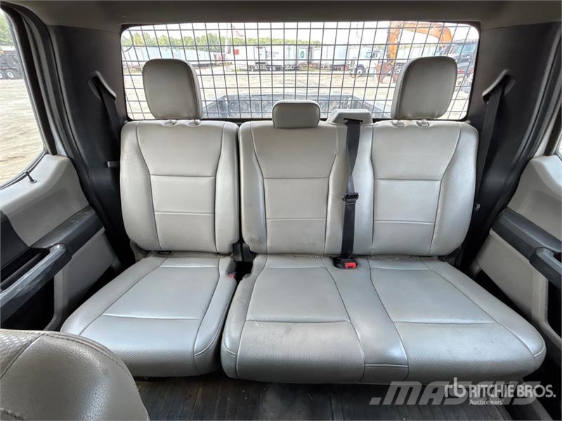 Ford F-250 Super Duty 4x4 Crew Cab Pickup Outros