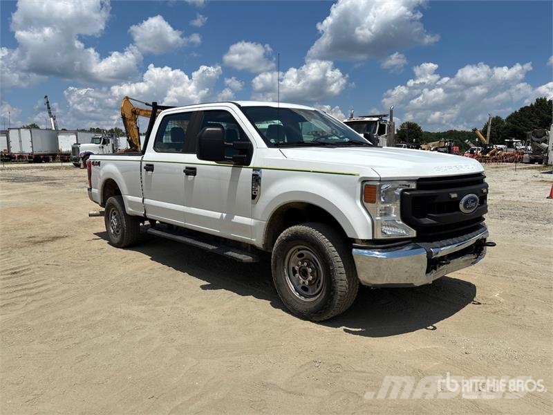 Ford F-250 Super Duty 4x4 Crew Cab Pickup Outros