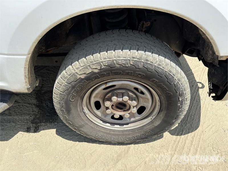 Ford F-250 Super Duty 4x4 Crew Cab Pickup Outros