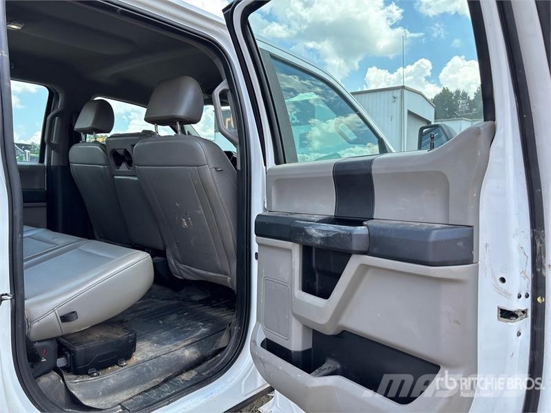 Ford F-250 Super Duty 4x4 Crew Cab Pickup Outros