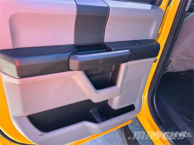 Ford F-250 XL 4x2 Crew Cab Pickup その他