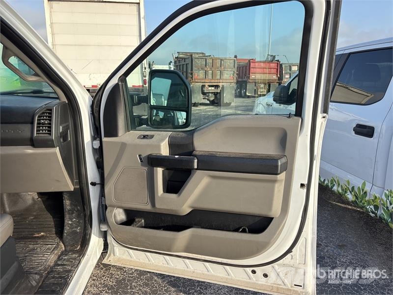 Ford F-250 XL 4x2 Crew Cab Pickup 其他