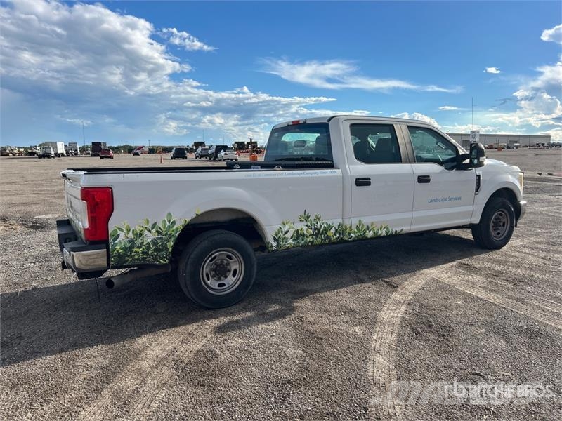 Ford F-250 XL 4x2 Crew Cab Pickup 其他