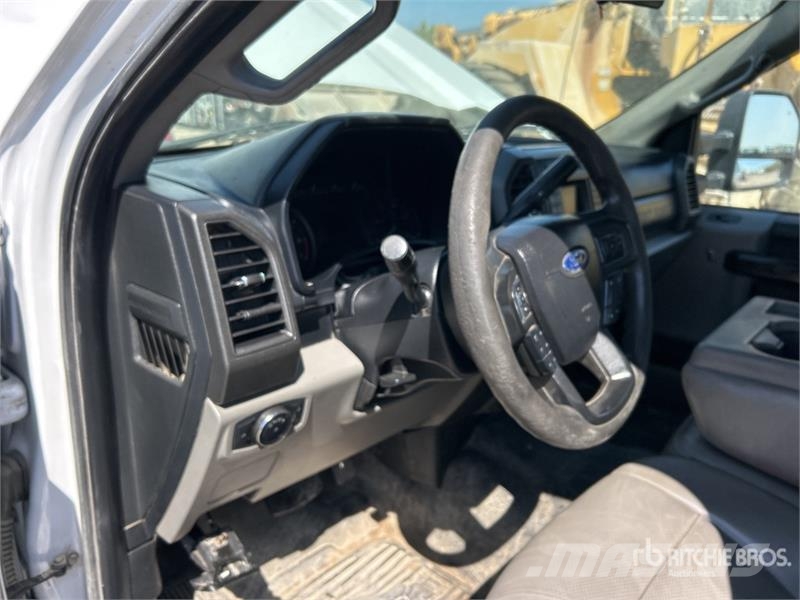 Ford F-250 XL 4x2 Crew Cab Pickup Інше