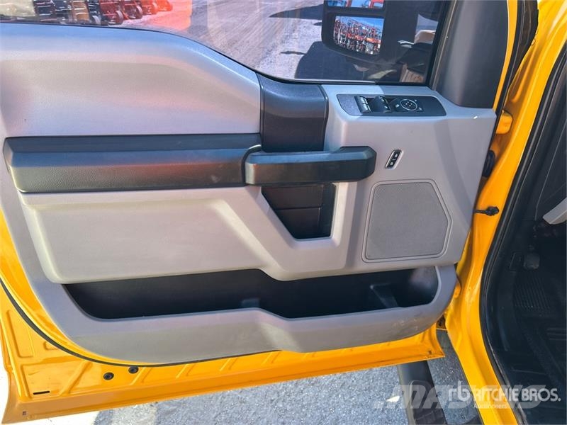 Ford F-250 XL 4x2 Crew Cab Pickup その他