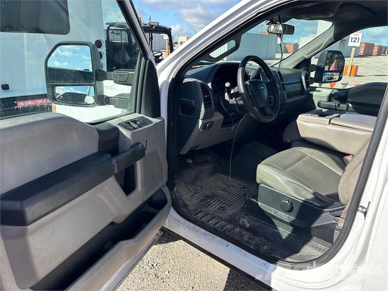 Ford F-250 XL 4x2 Crew Cab Pickup Ostalo