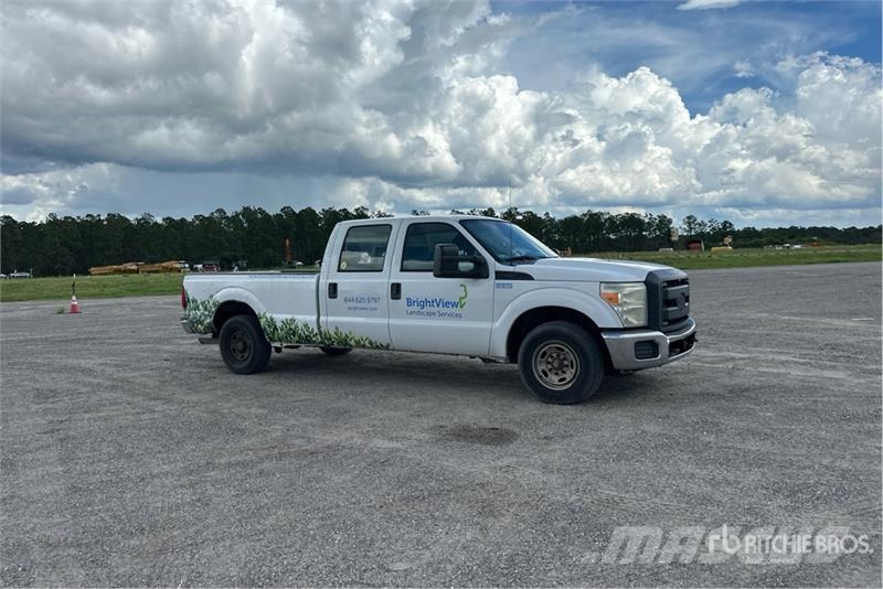 Ford F-250 XL 4x2 Crew Cab Pickup Furgoni altro