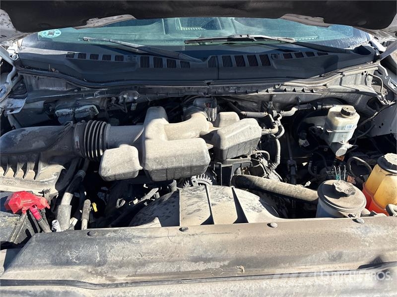 Ford F-250 XL 4x2 Crew Cab Pickup Ostalo