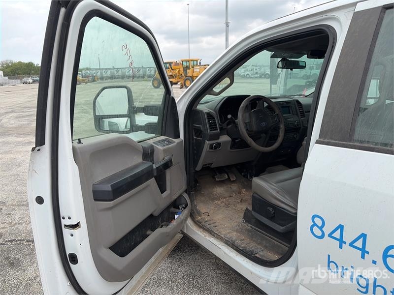 Ford F-250 XL 4x2 Crew Cab Pickup (Inoperable) Інше