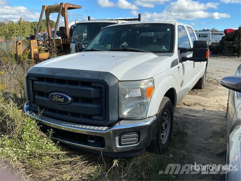 Ford F-250 XL 4x2 Crew Cab Pickup (Inoperable) Iné