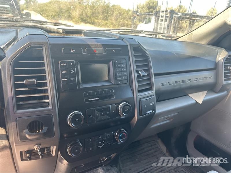 Ford F-250 XL 4x2 Crew Cab Pickup Інше