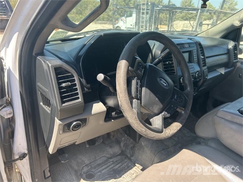 Ford F-250 XL 4x2 Crew Cab Pickup Інше