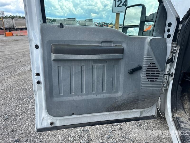 Ford F-250 XL 4x2 Crew Cab Pickup Furgoni altro