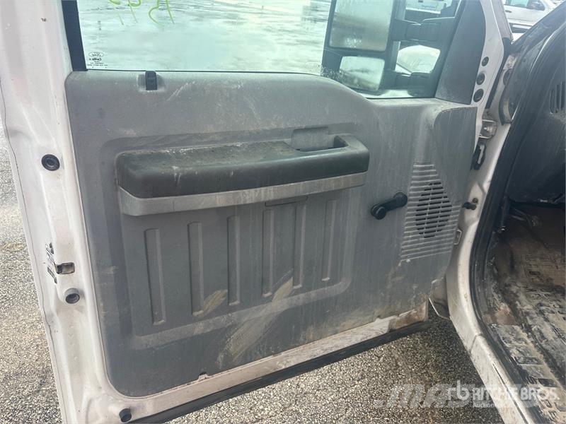 Ford F-250 XL 4x2 Crew Cab Pickup Other
