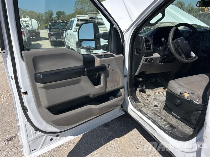 Ford F-250 XL 4x2 Crew Cab Pickup Інше