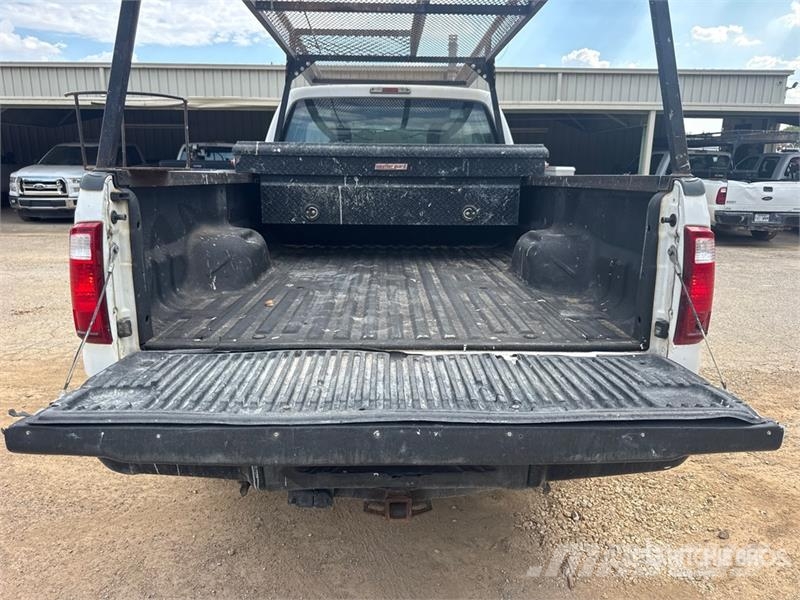 Ford F-250 XL 4x2 Crew Cab Pickup Furgoni altro