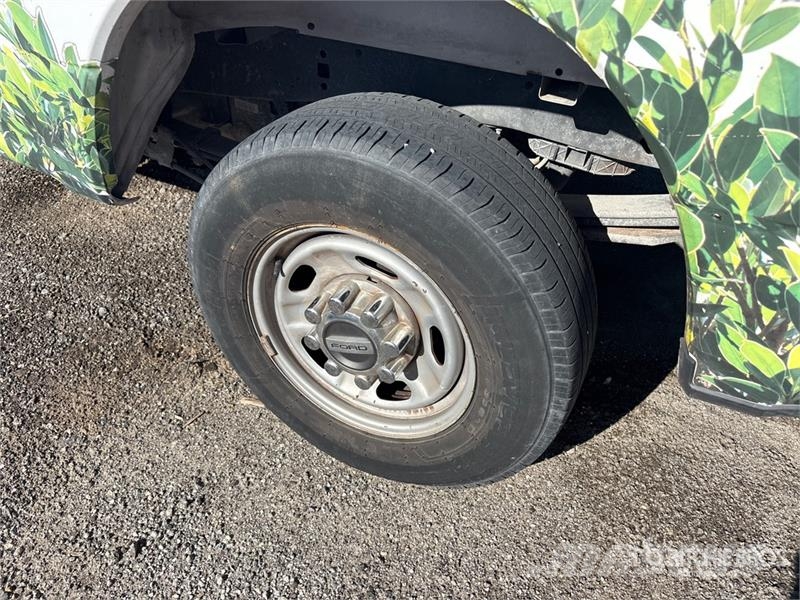 Ford F-250 XL 4x2 Crew Cab Pickup Ostalo