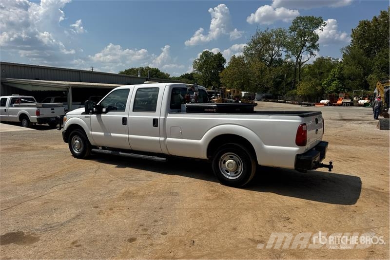 Ford F-250 XL 4x2 Crew Cab Pickup Furgoni altro