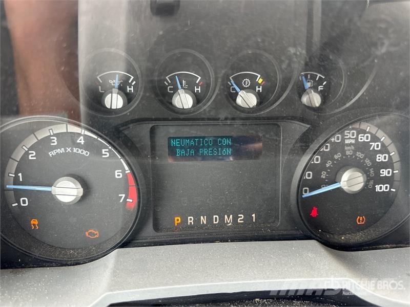 Ford F-250 XL 4x2 Crew Cab Pickup Otros