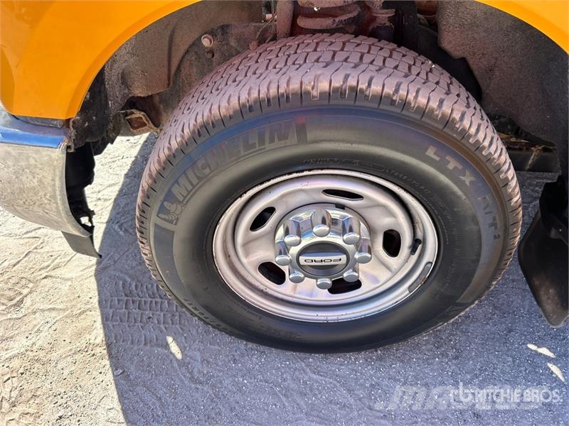 Ford F-250 XL 4x2 Crew Cab Pickup その他