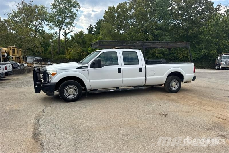 Ford F-250 XL 4x2 Crew Cab Pickup Furgoni altro