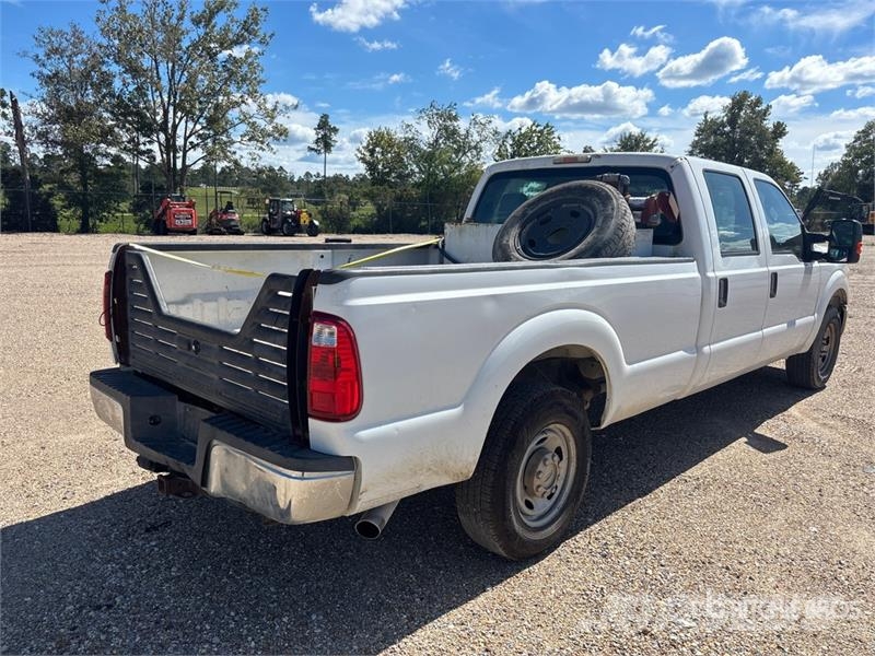 Ford F-250 XL 4x2 Crew Cab Pickup (Inoperable) Egyéb