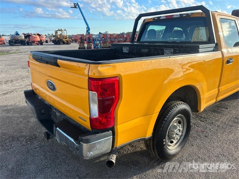 Ford F-250 XL 4x2 Crew Cab Pickup Outros