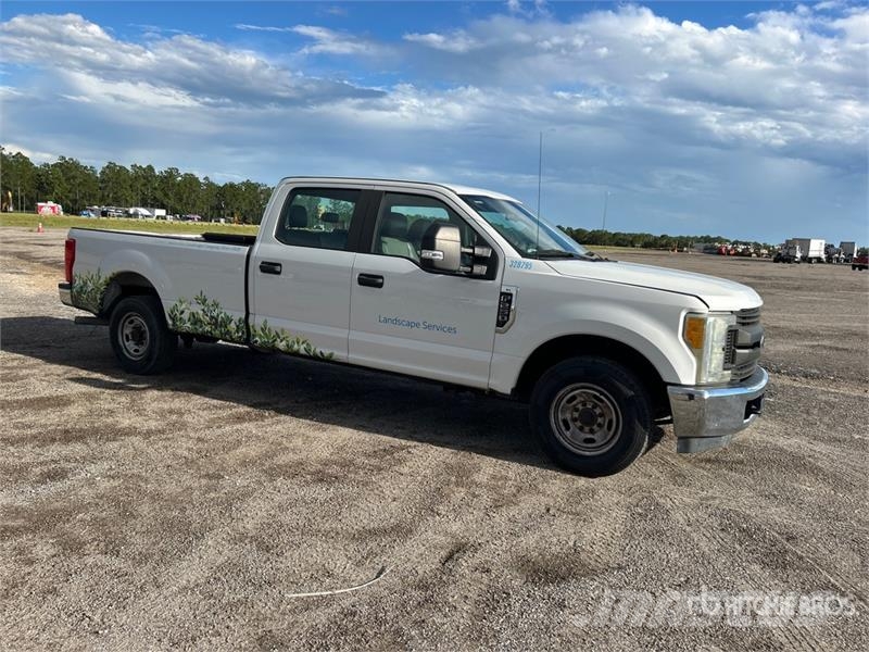 Ford F-250 XL 4x2 Crew Cab Pickup 其他