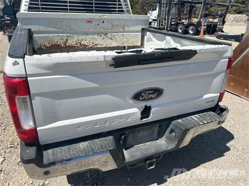 Ford F-250 XL 4x2 Crew Cab Pickup Інше