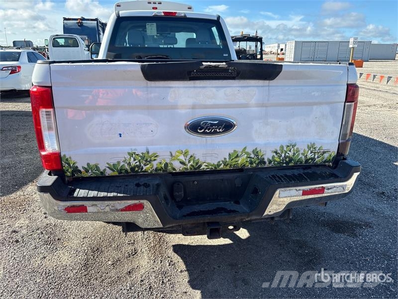 Ford F-250 XL 4x2 Crew Cab Pickup Ostalo
