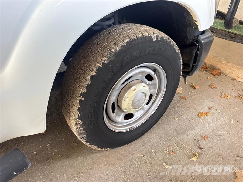 Ford F-250 XL 4x2 Crew Cab Pickup Furgoni altro